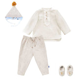 Costum de botez pentru baietei, format din cămașă cu nasturi în față, pantaloni cu elastic reglabil, botoșei personalizabili prin broderie cu inițialele bebelușului și căciuliță căptușită cu mătase naturală.